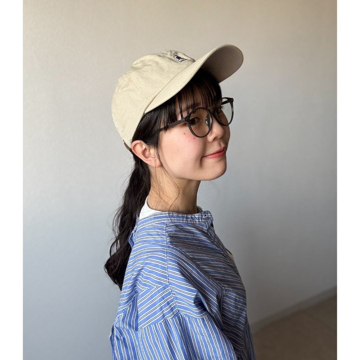 リンネル7月号増刊付録の調光サングラスを合わせたキャップ×ポニーテールスタイル