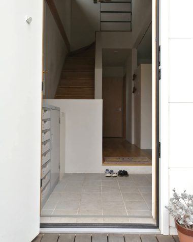 【わが家の玄関収納のDIY実例】限られたスペースを快適な空間にするために、「あったらいいな」を形にしていく