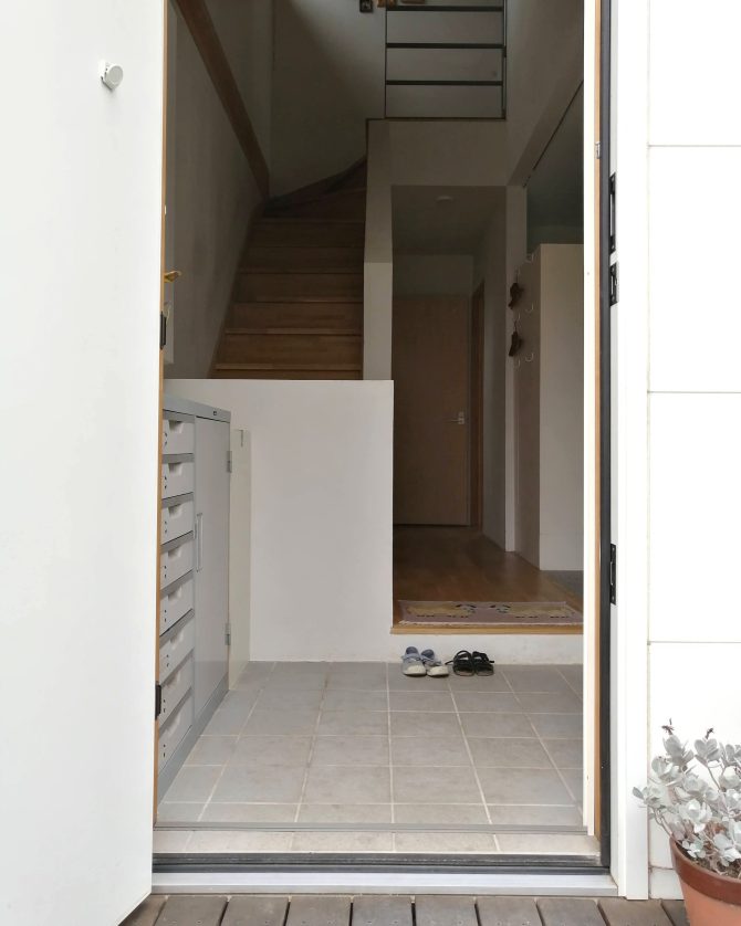 【わが家の玄関収納のDIY実例】限られたスペースを快適な空間にするために、「あったらいいな」を形にしていく