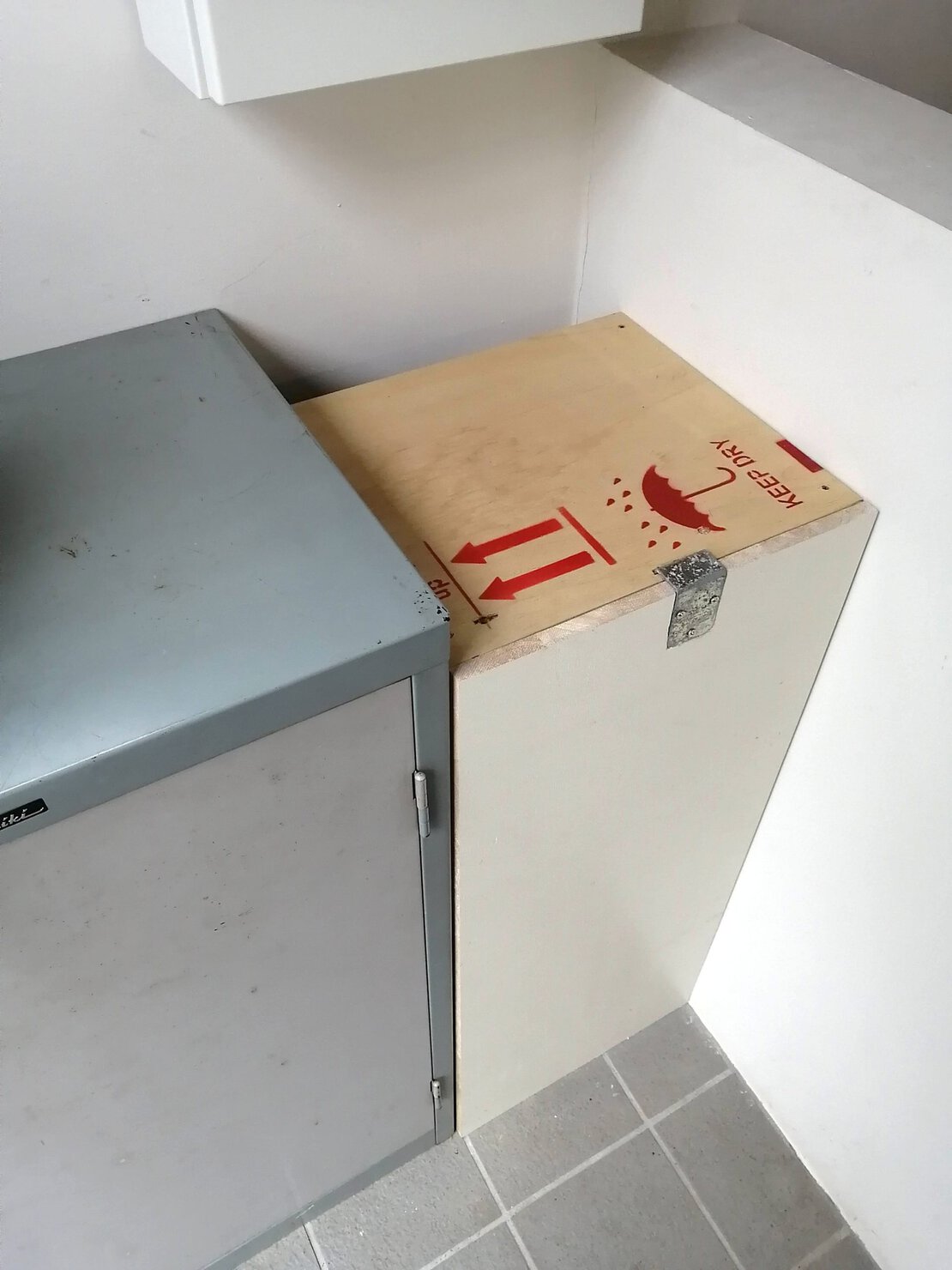 玄関のキャビネット横に置いた灯油をDIYで隠す