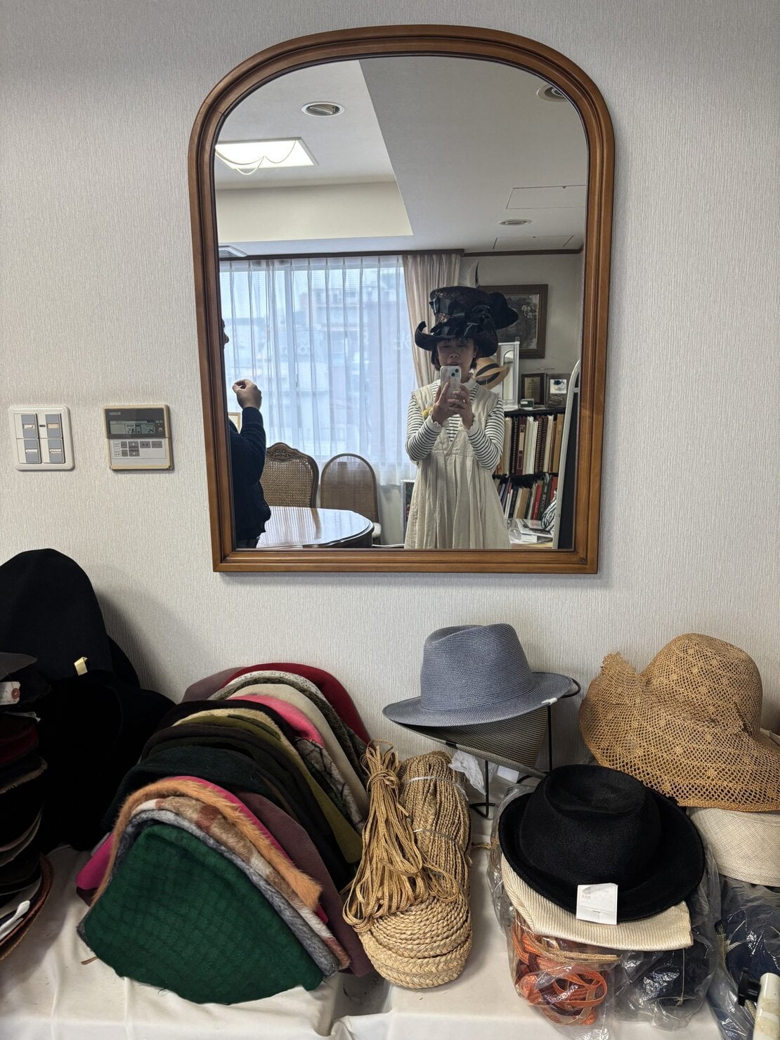 神戸の老舗帽子ブランド「マキシン」鏡越しにパチリ