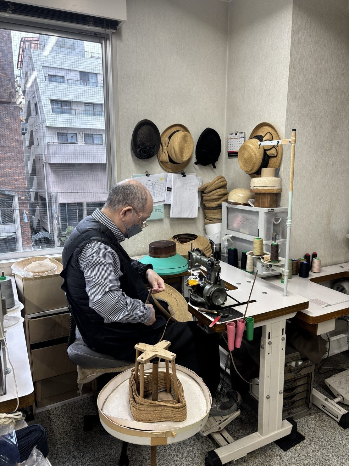神戸の老舗帽子ブランド「マキシン」 熟練の職人さんがミシンをしている様子