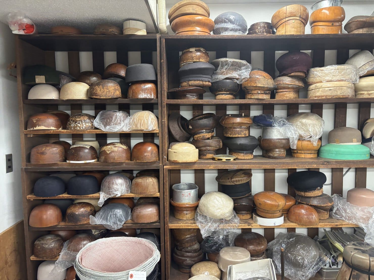 神戸の老舗帽子ブランド「マキシン」 帽子の木型がずらり!