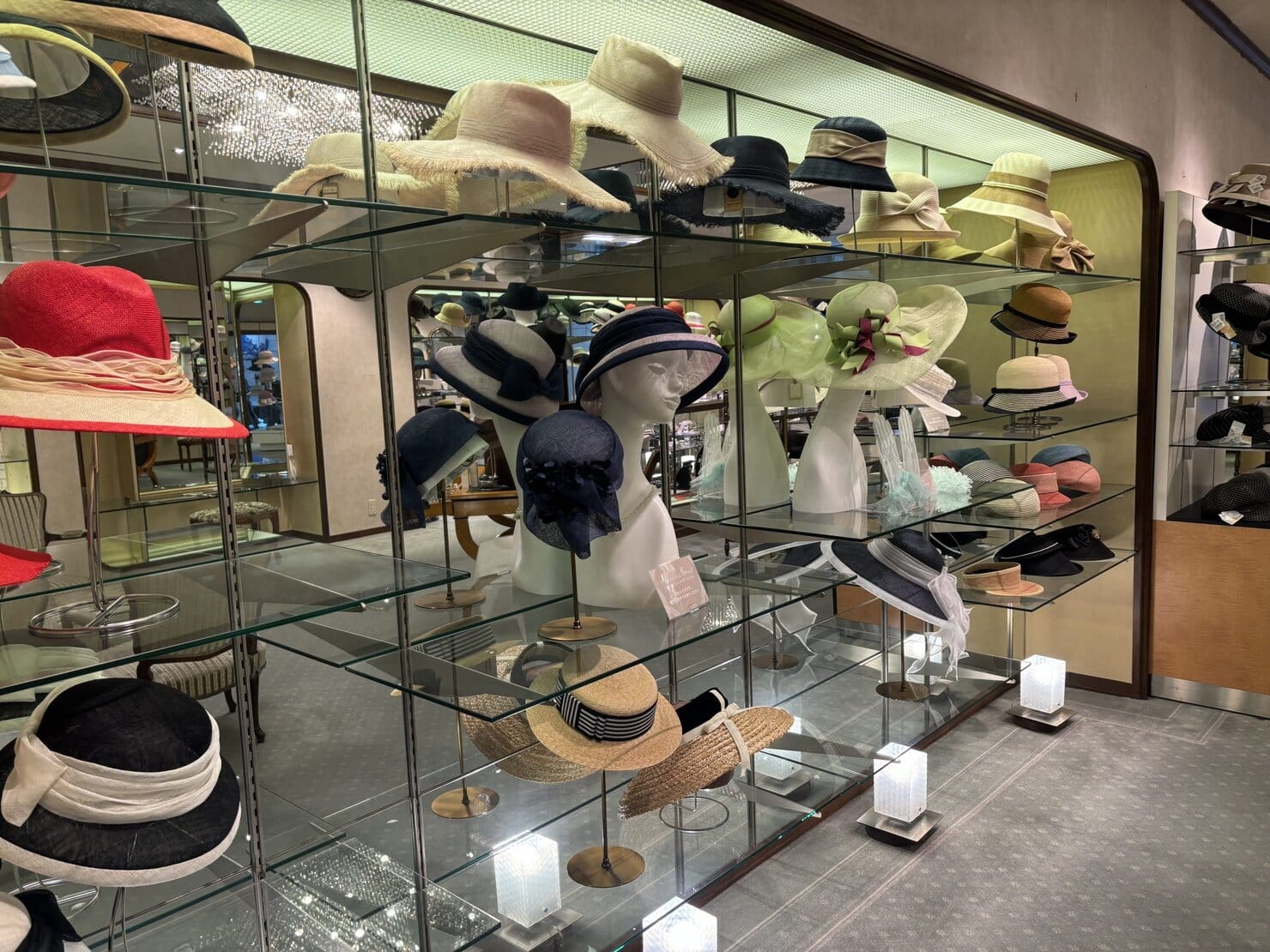 神戸の老舗帽子ブランド「マキシン」本店の店内