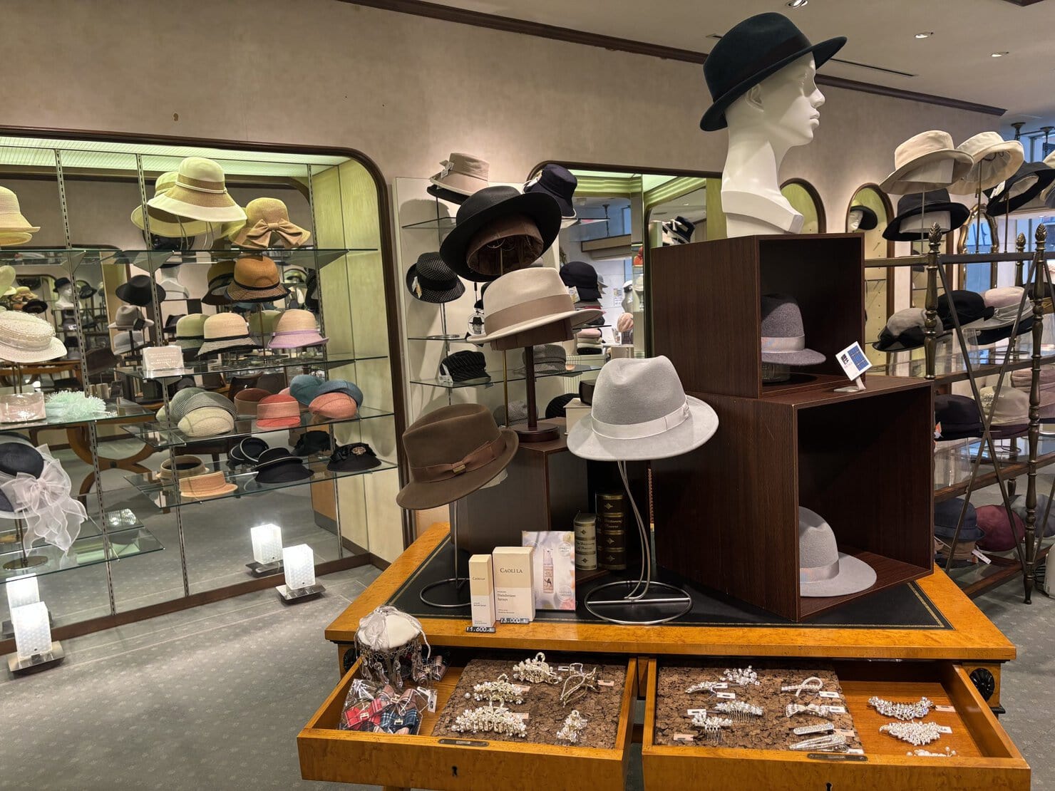 神戸の老舗帽子ブランド「マキシン」本店の店内(小物も並びます)