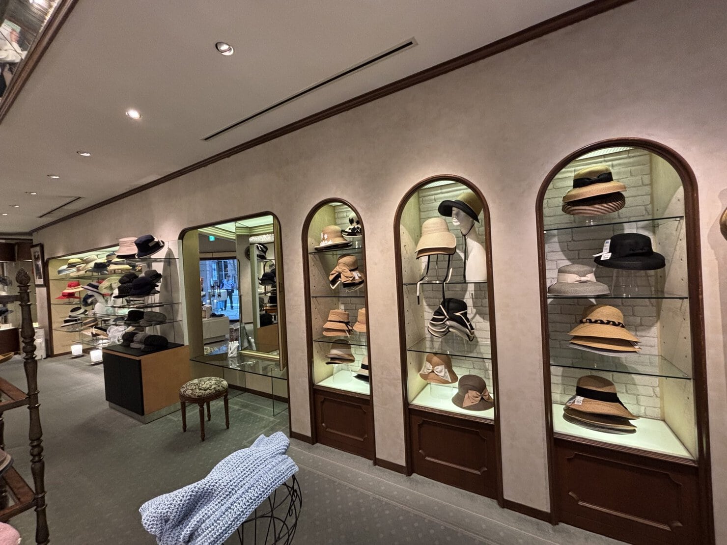 神戸の老舗帽子ブランド「マキシン」本店の店内 少しクラシカルな雰囲気も