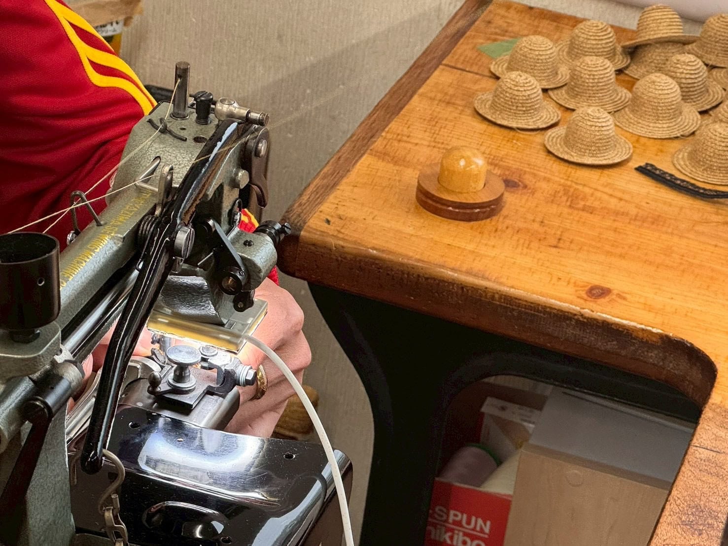 神戸の老舗帽子ブランド「マキシン」 職人さんが小さな帽子を塗ってました。小さな帽子にもちゃんと木型がある!