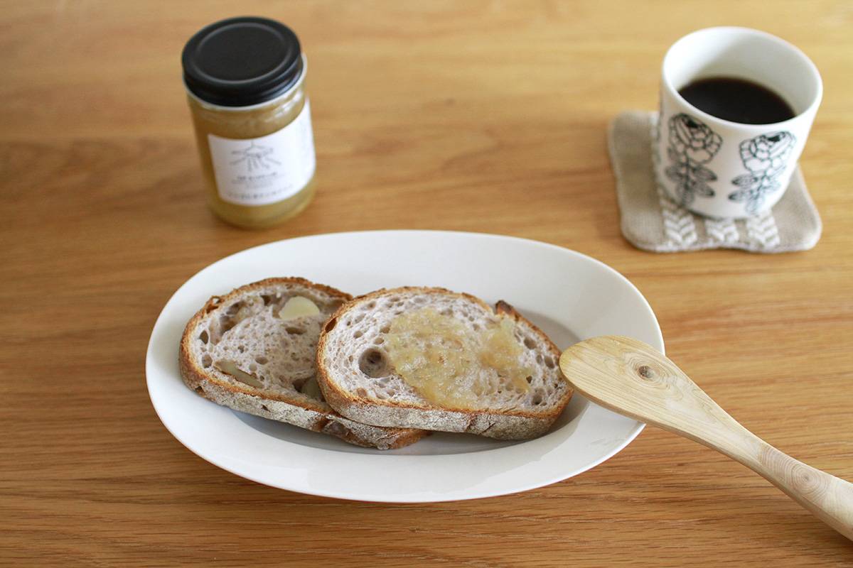 ユミコ イイホシ ポーセリンオーバル皿 Mサイズにのせたパン ジャムを添えて