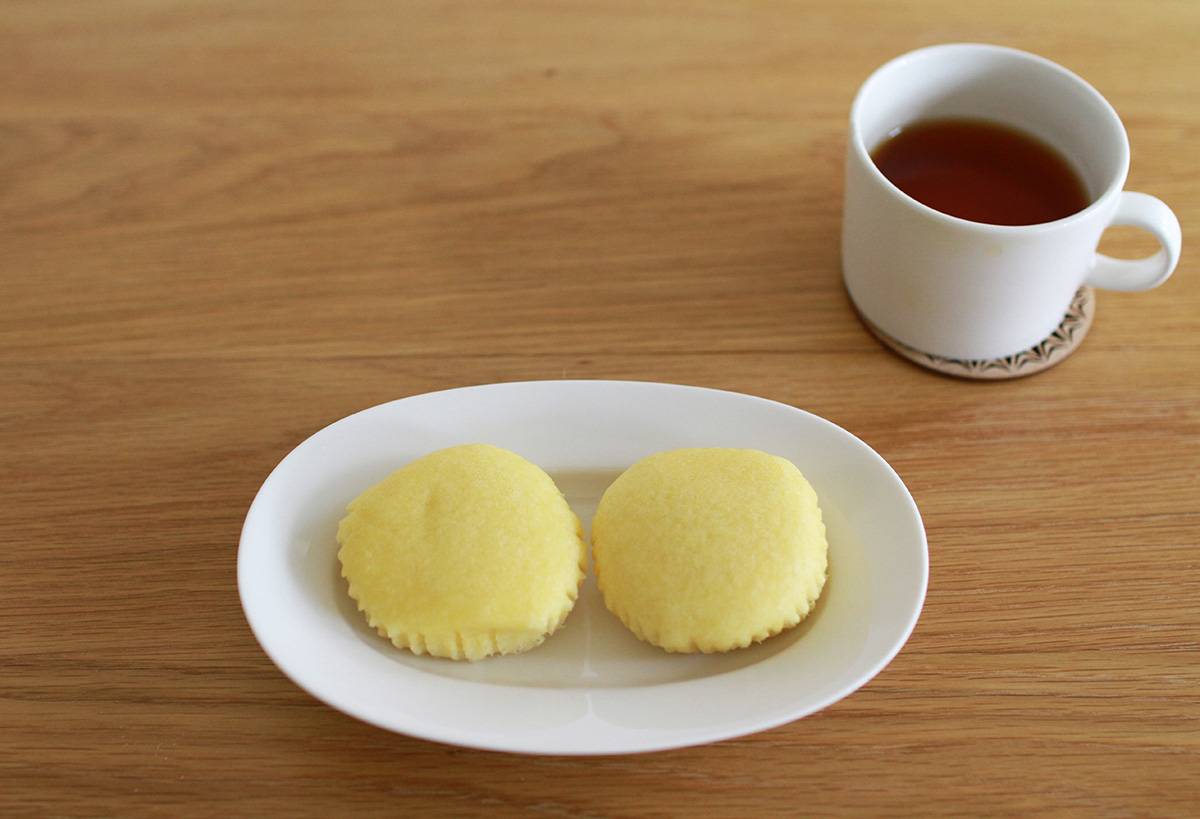 ユミコ イイホシ ポーセリンオーバル皿 Sサイズにのせた蒸しパン