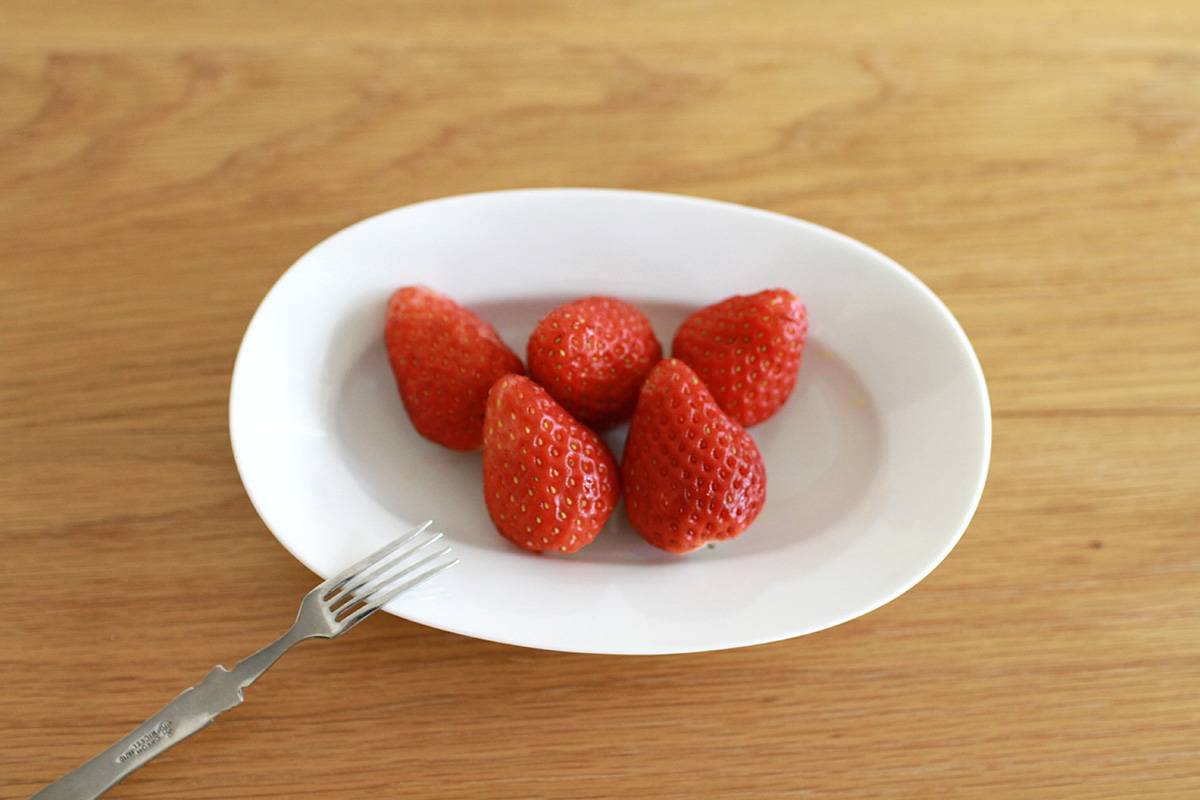 ユミコ イイホシ ポーセリンオーバル皿 Sサイズにのせたいちご