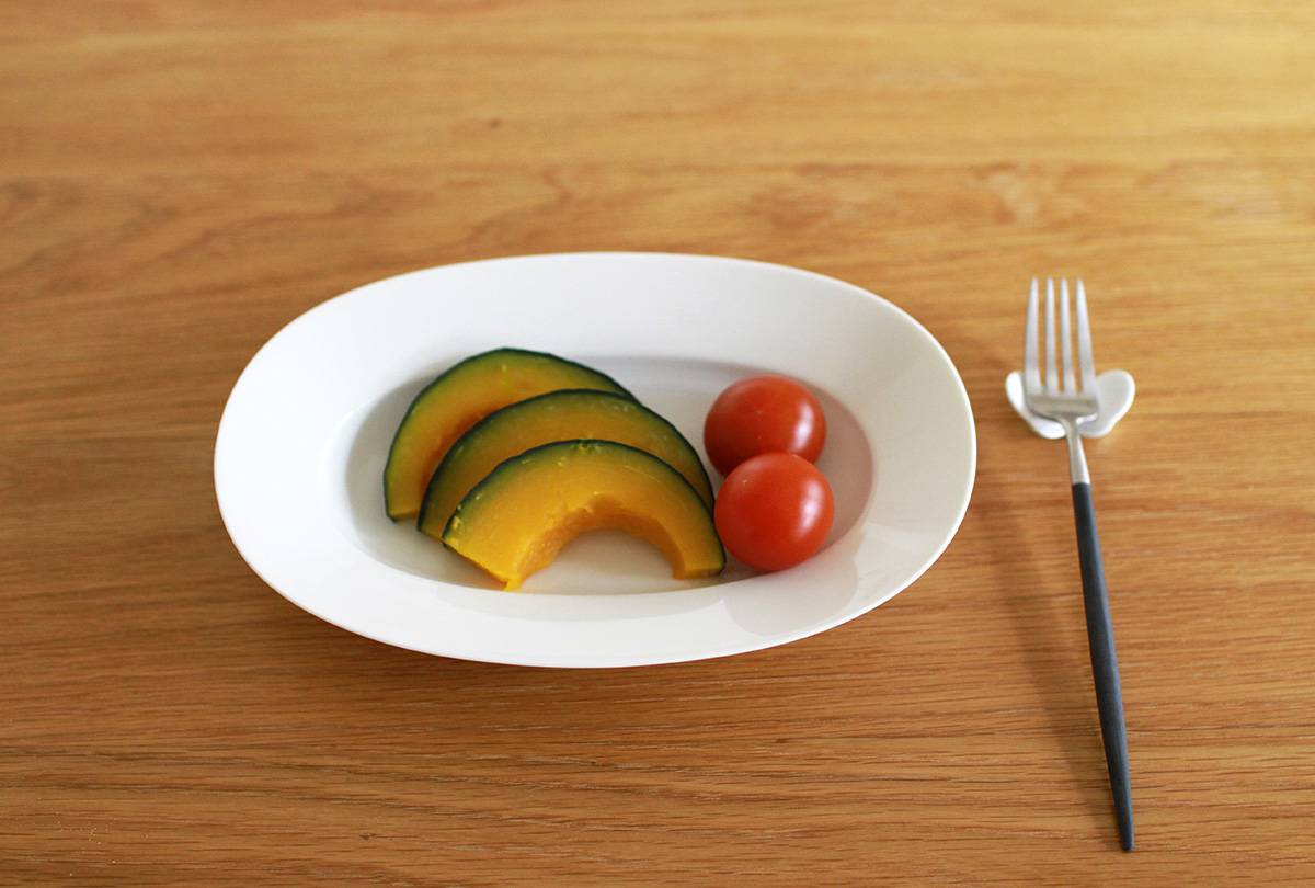 ユミコ イイホシ ポーセリンオーバル皿 Mサイズにのせたかぼちゃとトマト