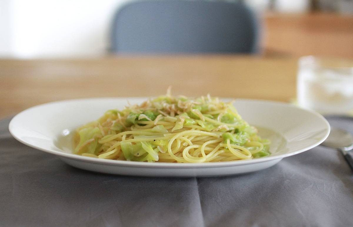 ユミコ イイホシ ポーセリンオーバル皿 Lサイズに盛りつけたパスタ