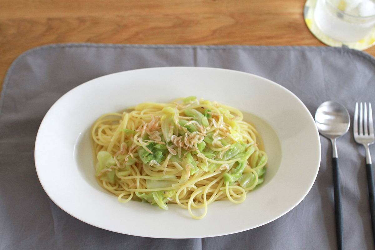 ユミコ イイホシ ポーセリンオーバル皿 Lサイズに盛りつけたパスタ