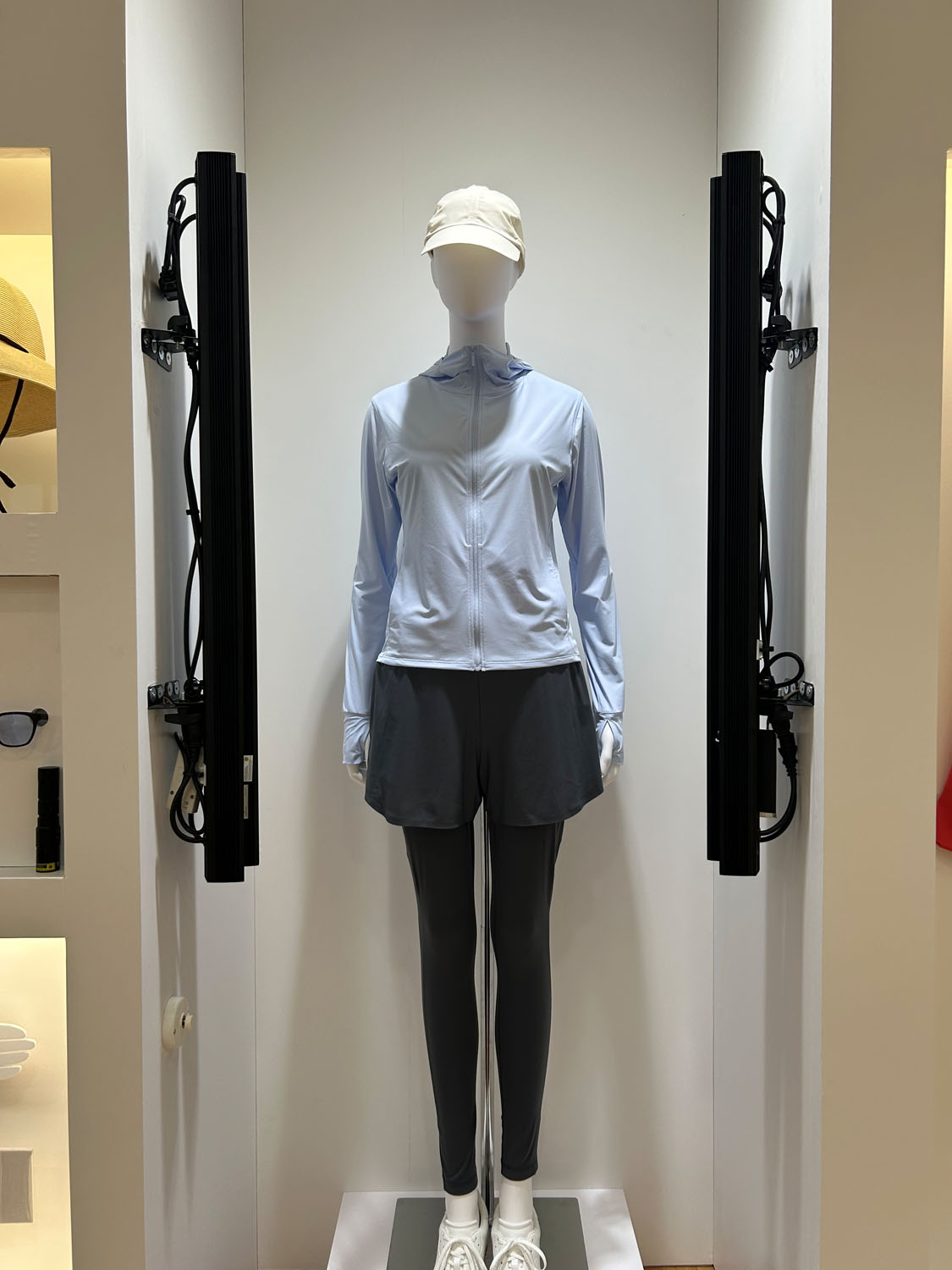 ユニクロの新作のUVカットキャップとウエアをまとったマネキン