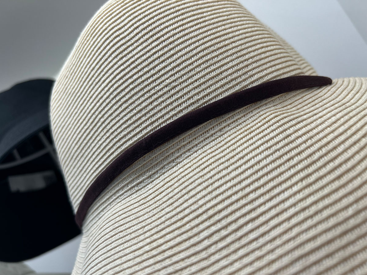 ユニクロのUV カットペーパーブレイドハット。あごひもとして活躍するリボンが、ベロア素材というのも高見えポイント。