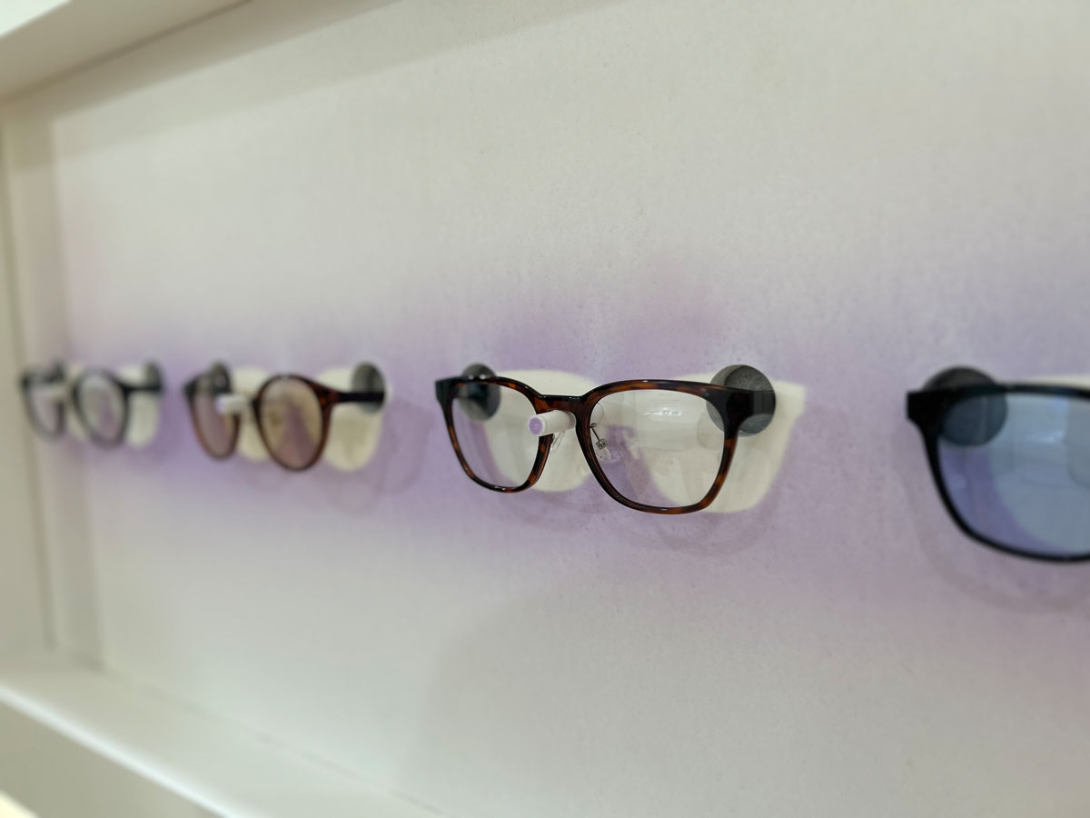 紫外線照射ライトをサングラス周辺に当てた状態