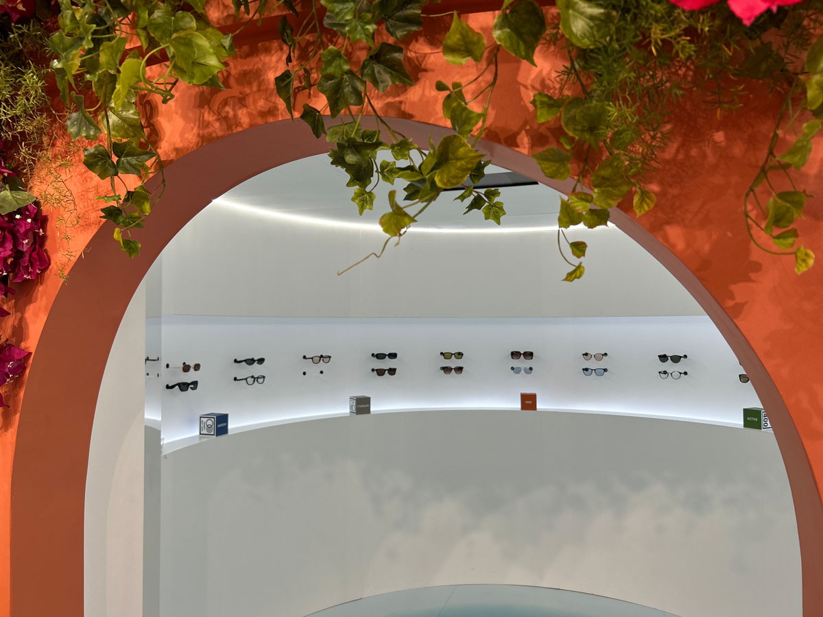 ユニクロの展示会でもサングラスコーナーが設けられていました