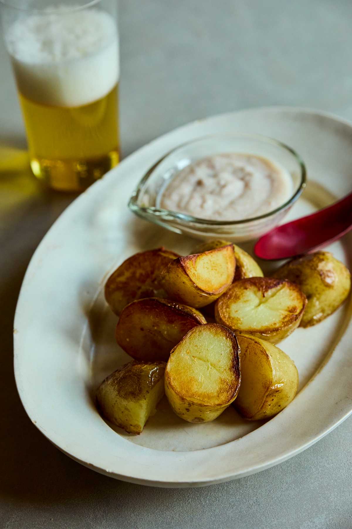 【ツレヅレハナコさんのおつまみレシピ】焼き新じゃがの明太子ヨーグルトソース添え