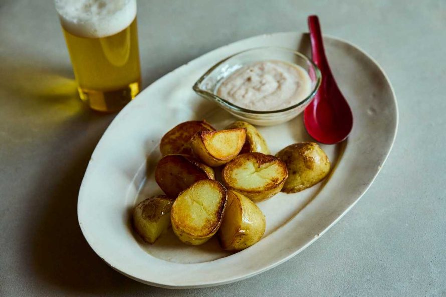 【ツレヅレハナコさんのおつまみレシピ ビール編】「焼き新じゃがの明太子ヨーグルトソース添え