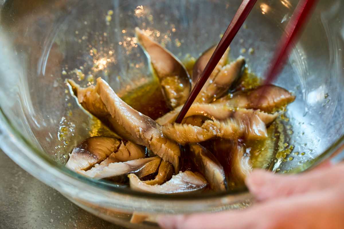 【ツレヅレハナコさんのおつまみレシピ ワイン編】「市販しめさばのサラダ」