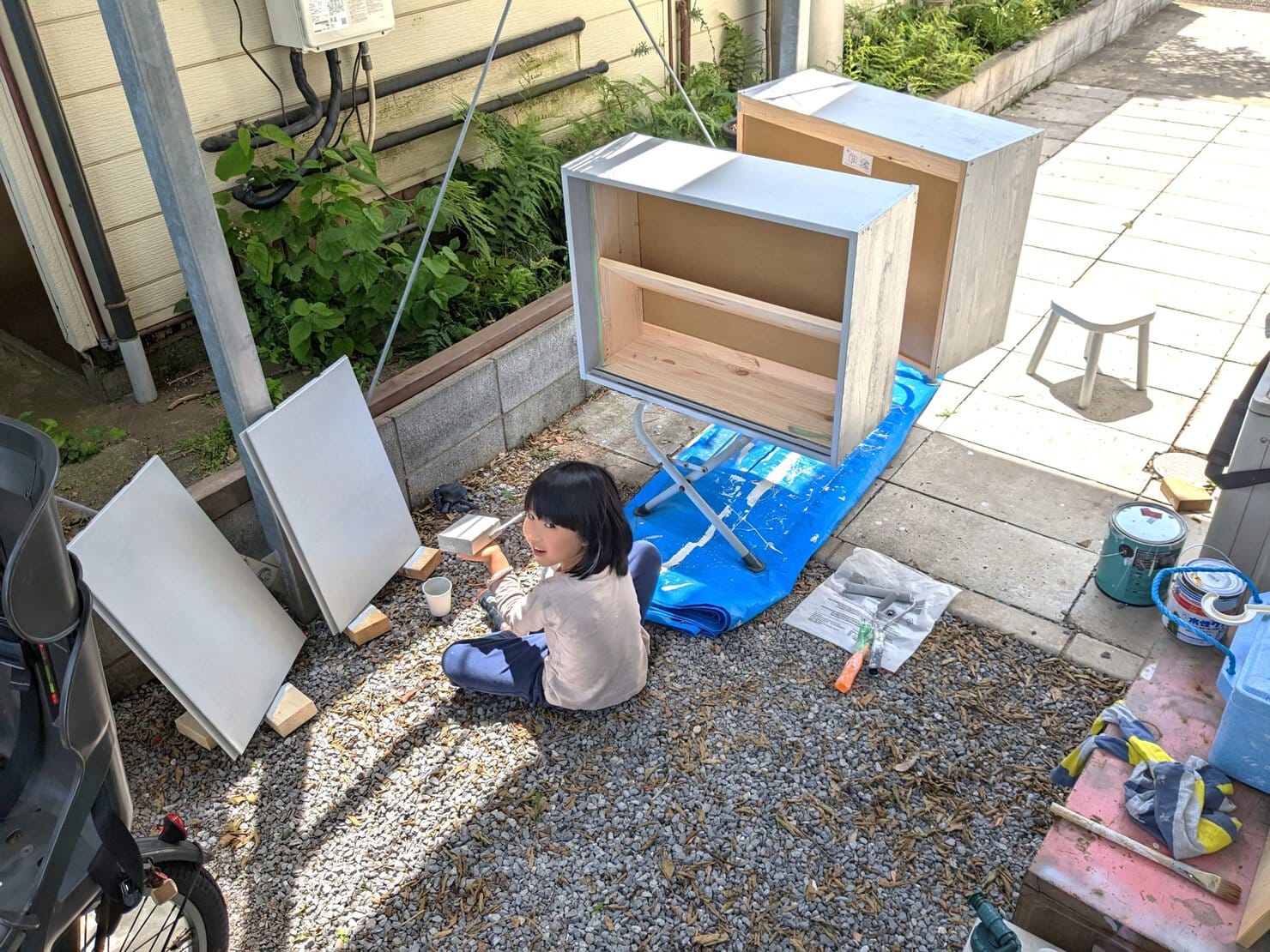 IKEAの引き戸収納にペンキ塗りする娘