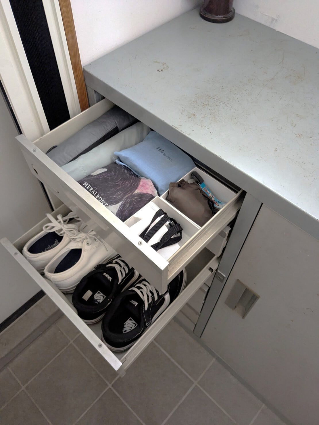書類キャビネットを玄関収納にした引き出しの中身