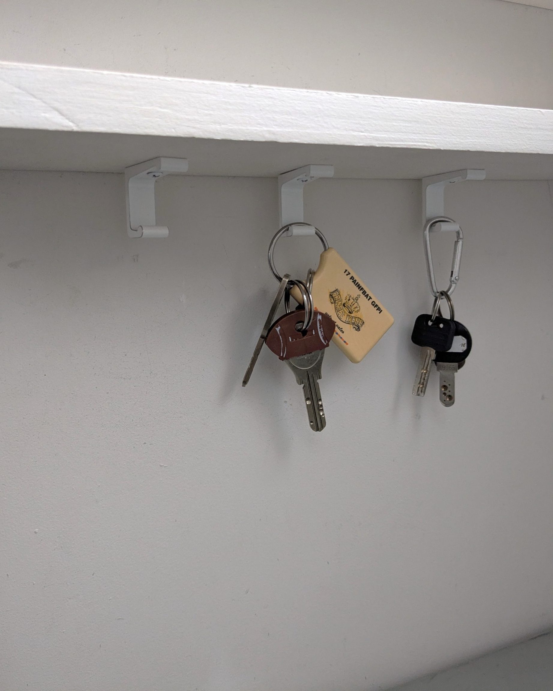 玄関にDIYでつくった鍵用フック付きの飾り棚