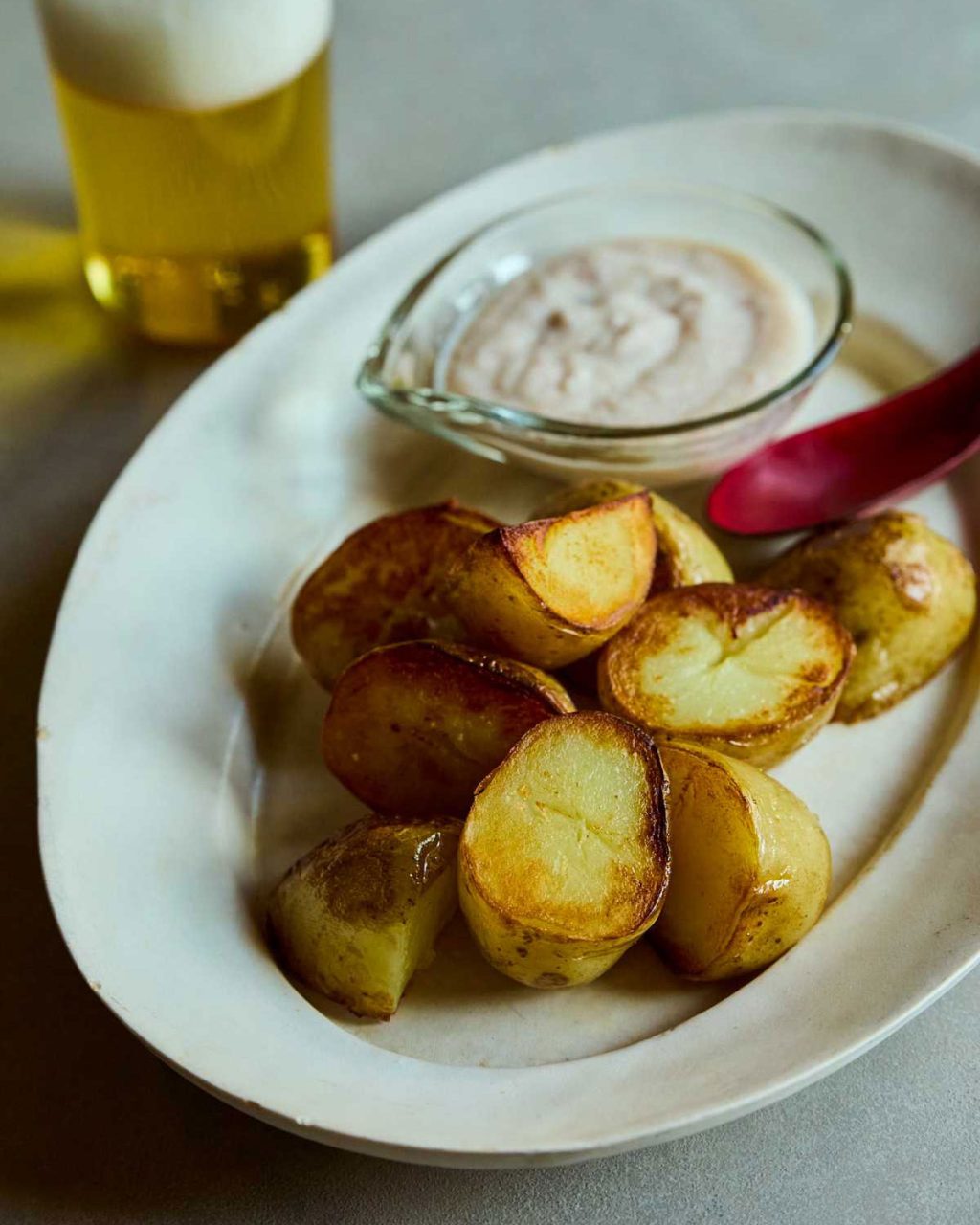 【ツレヅレハナコさんのおつまみレシピ ビール編】「焼き新じゃがの明太子ヨーグルトソース添え」皮はこんがり、中はホクッ! さわやかディップが絶品!