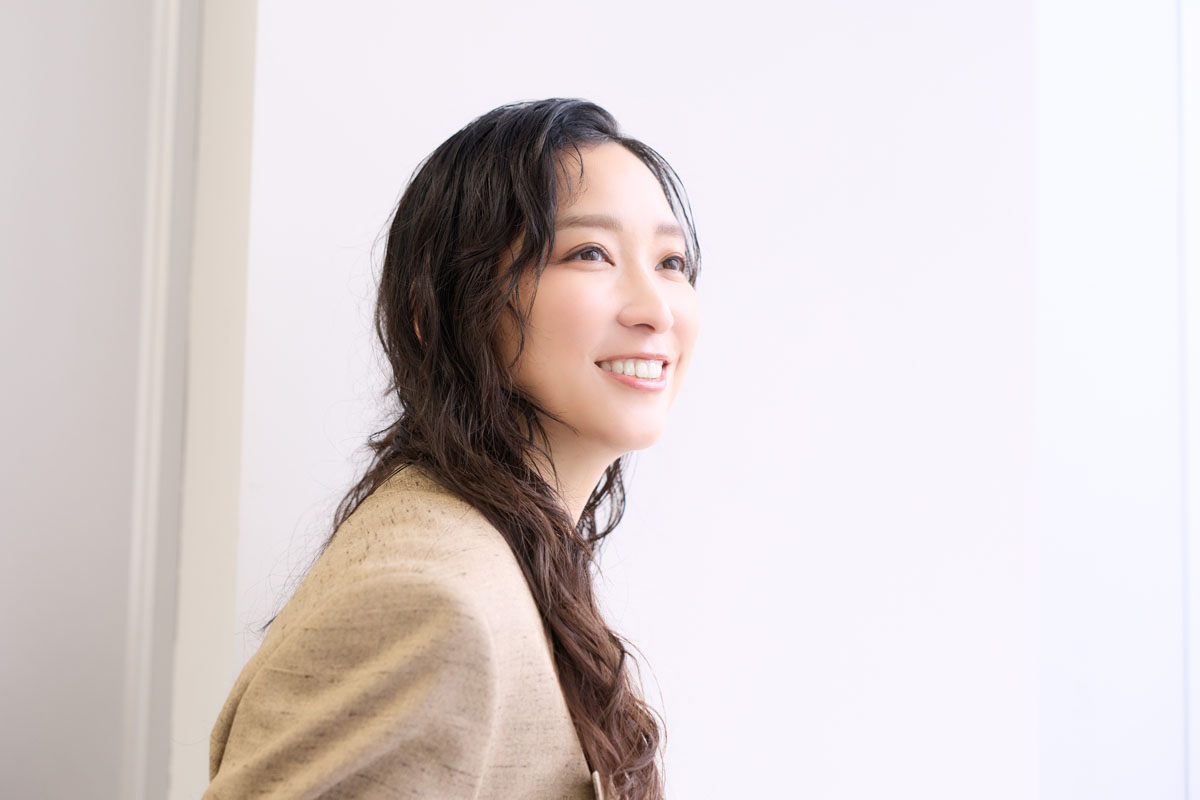 杏さん現在は3人の子どもと愛犬たちとともに賑やかな日常を楽しみながら、東京とパリを行き来する暮らしを送っています。