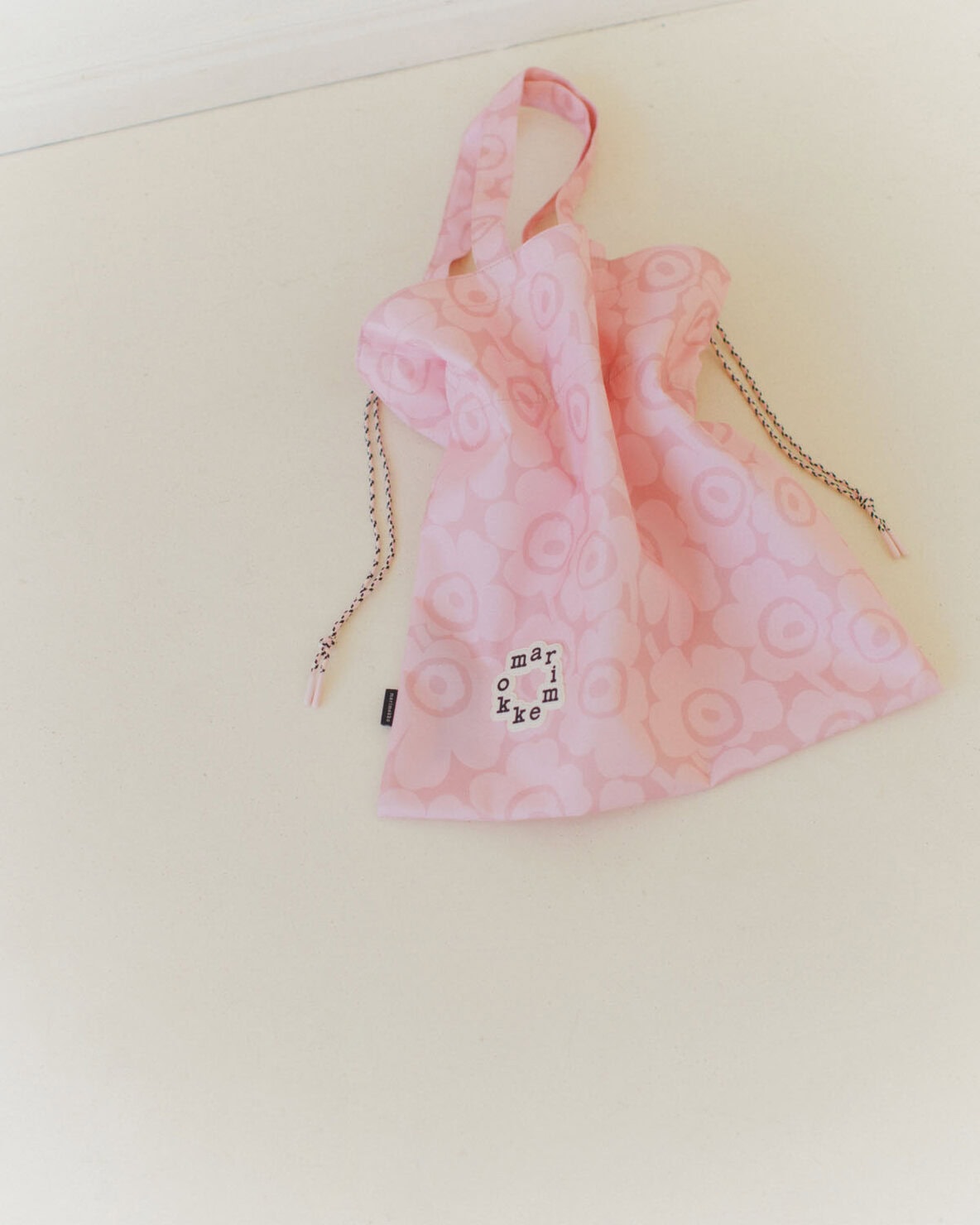 マリメッコを象徴するウニッコ柄のトートバッグ。