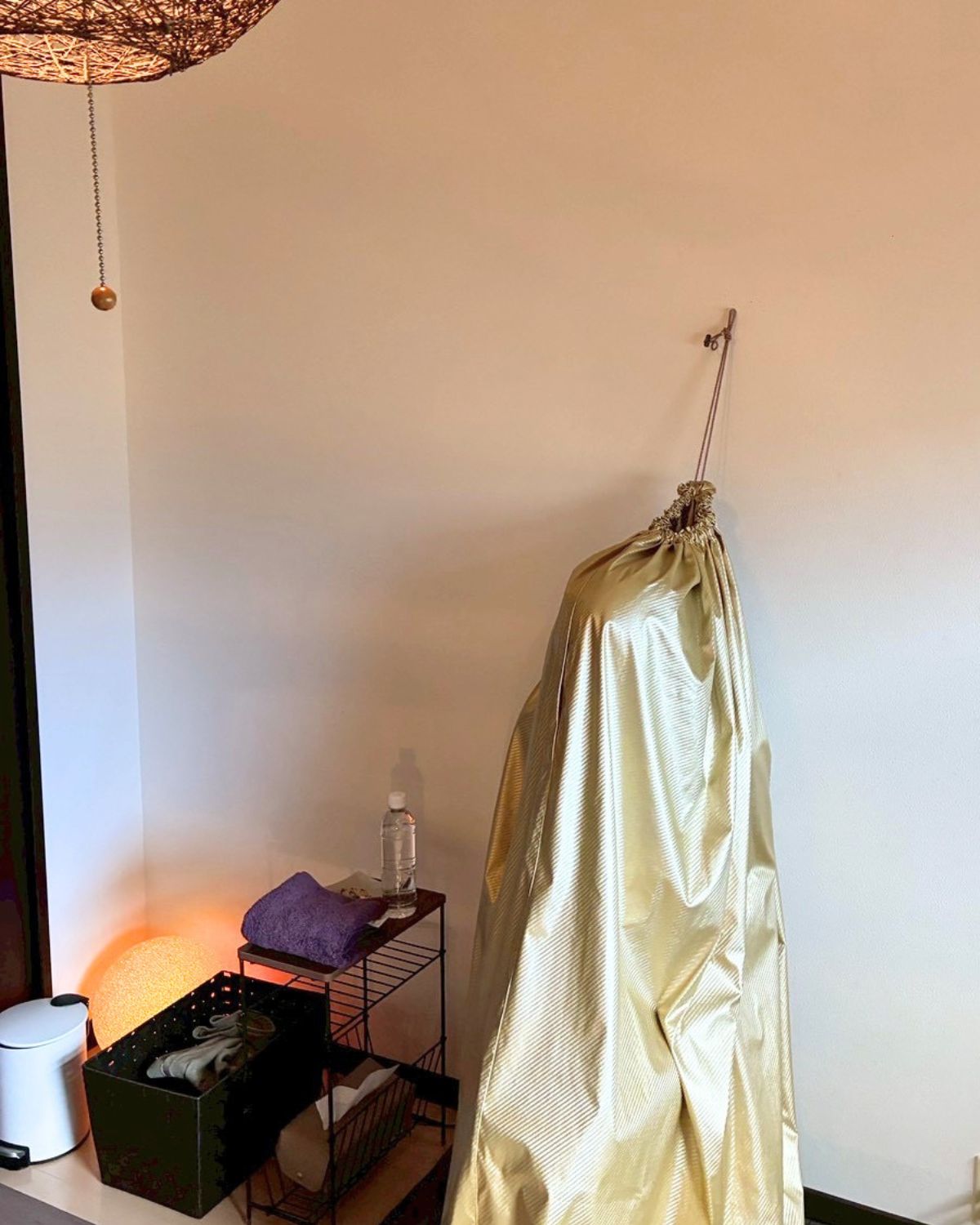 若よもぎ蒸しの専用のマントで蒸されている様子