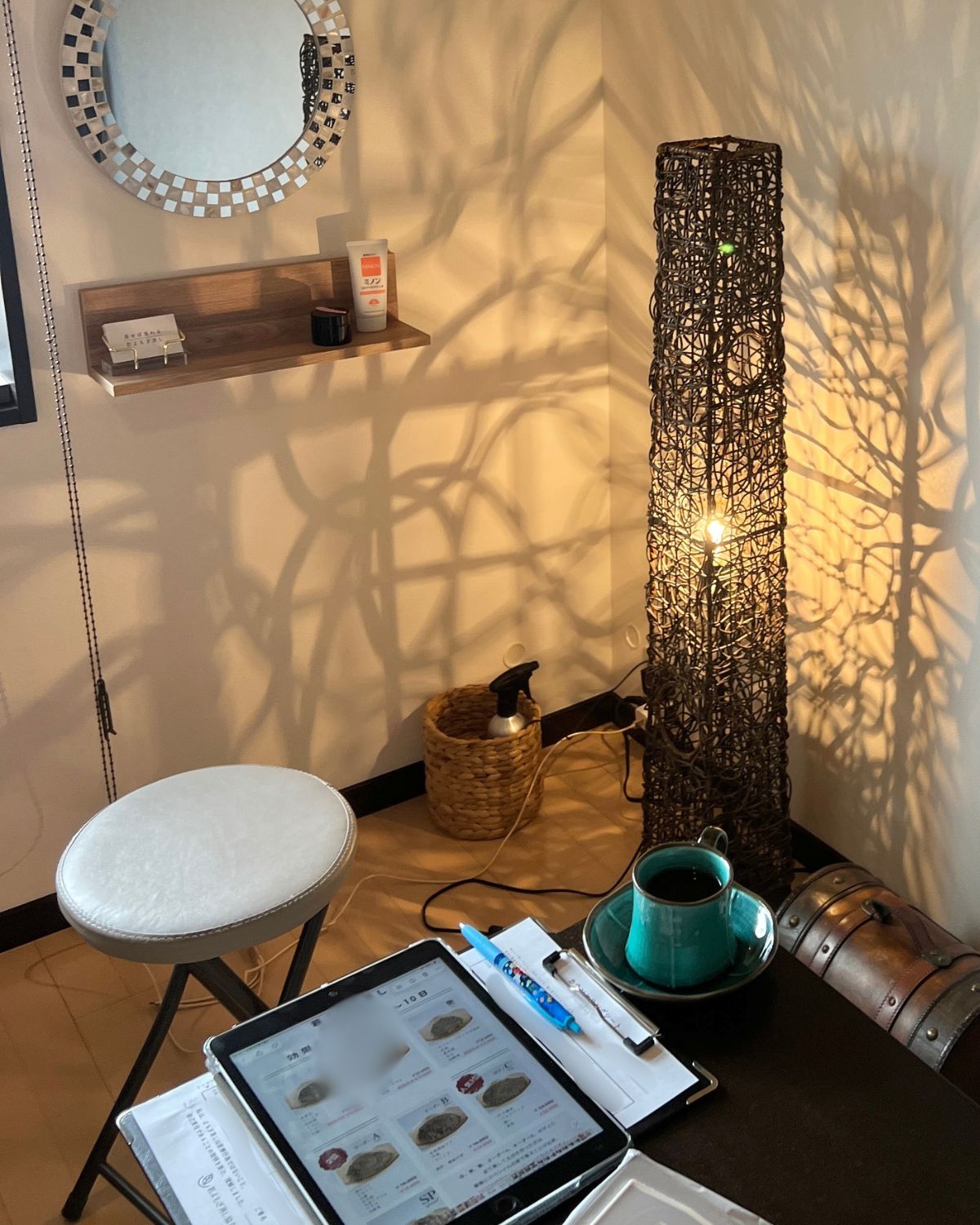 若よもぎ蒸しサロンの店内とヒヤリング時のタブレット