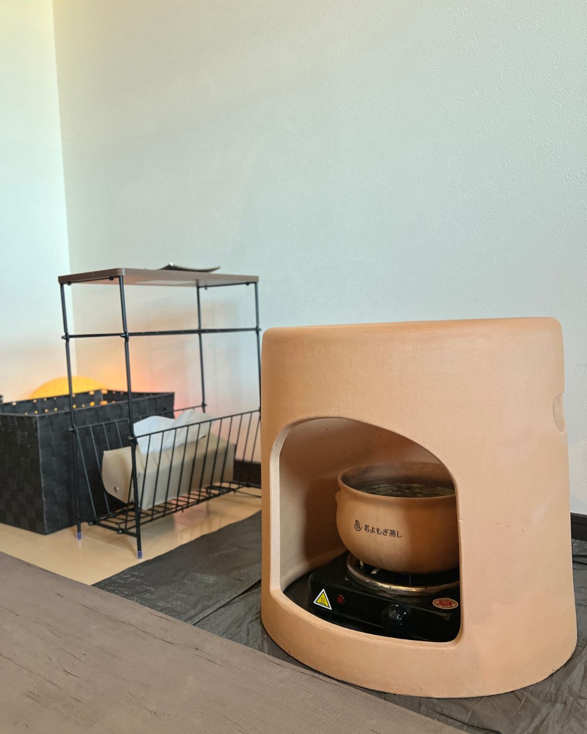 体ケアの若よもぎ蒸しに使う専用椅子とサロン店内