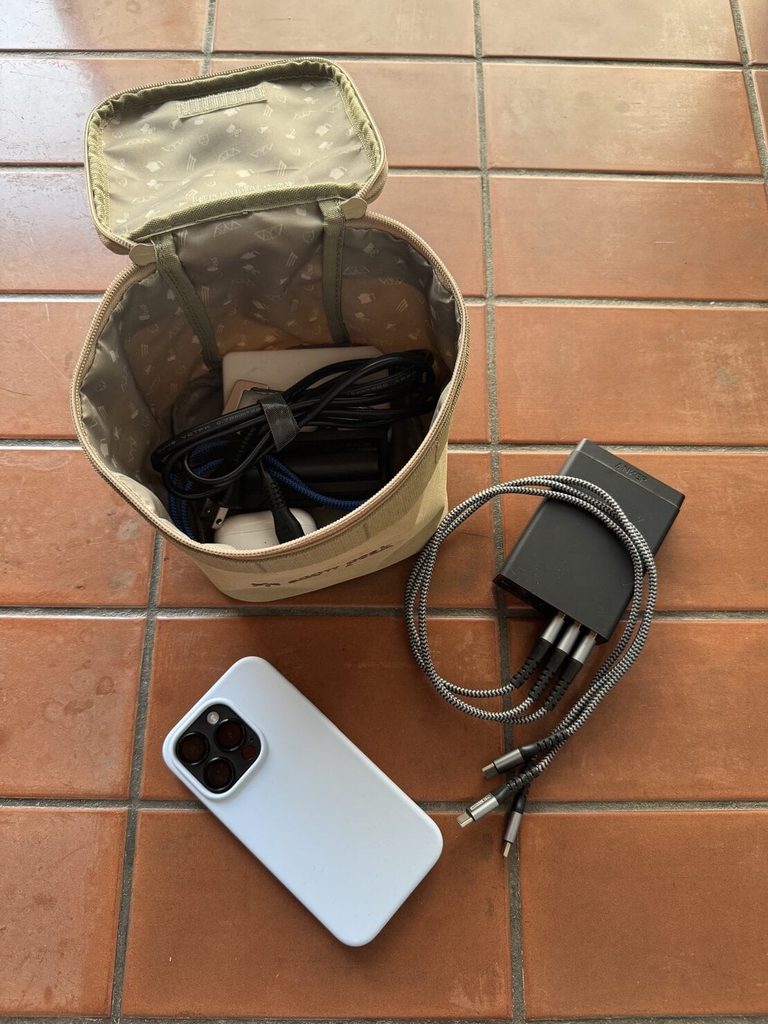 リンネル6月号増刊スノーピークのバニティポーチとガジェットとスマホ