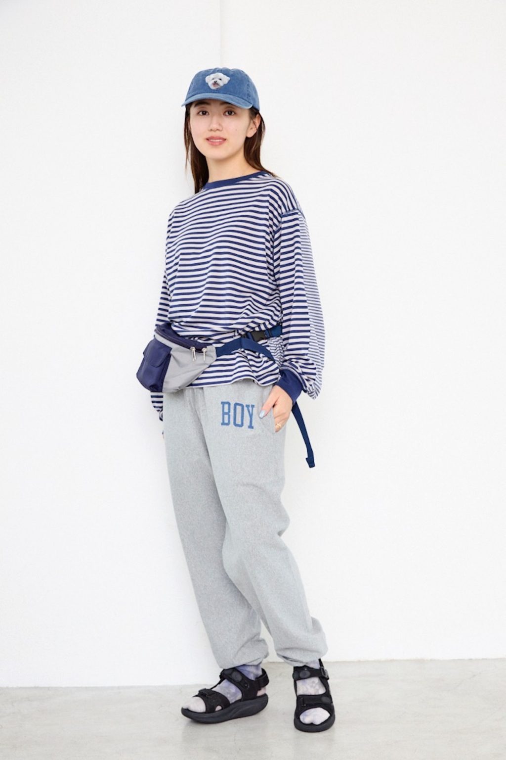 ビームス プレス 河江遥香さんの私服ファッションスナップ。ラフなボーダーT×軽やかなグレーのパンツで、こなれた大人カジュアルに