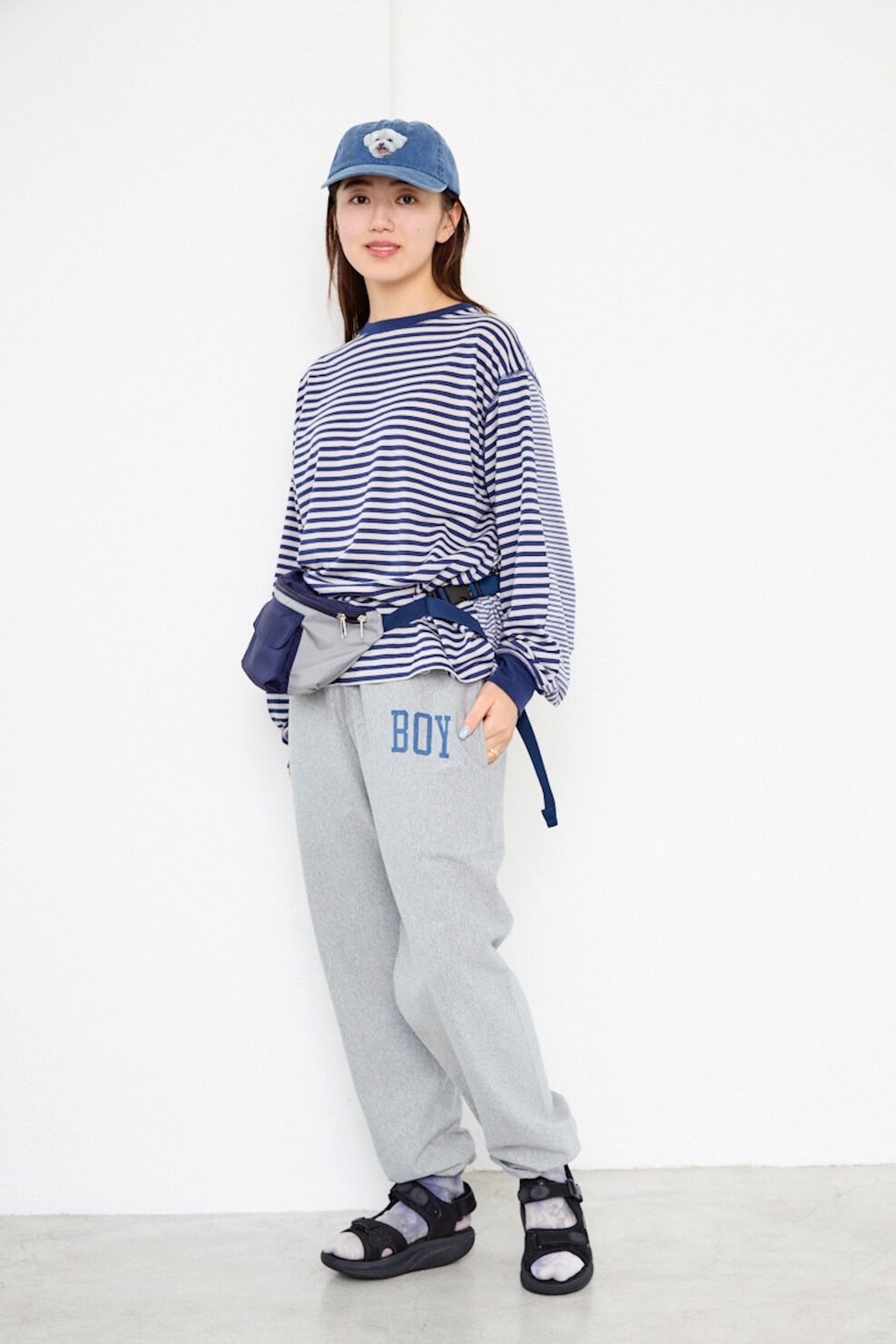 ビームス プレス 河江遥香さんの私服ファッションスナップ。ラフなボーダーT×軽やかなグレーのパンツで、こなれた大人カジュアルに
