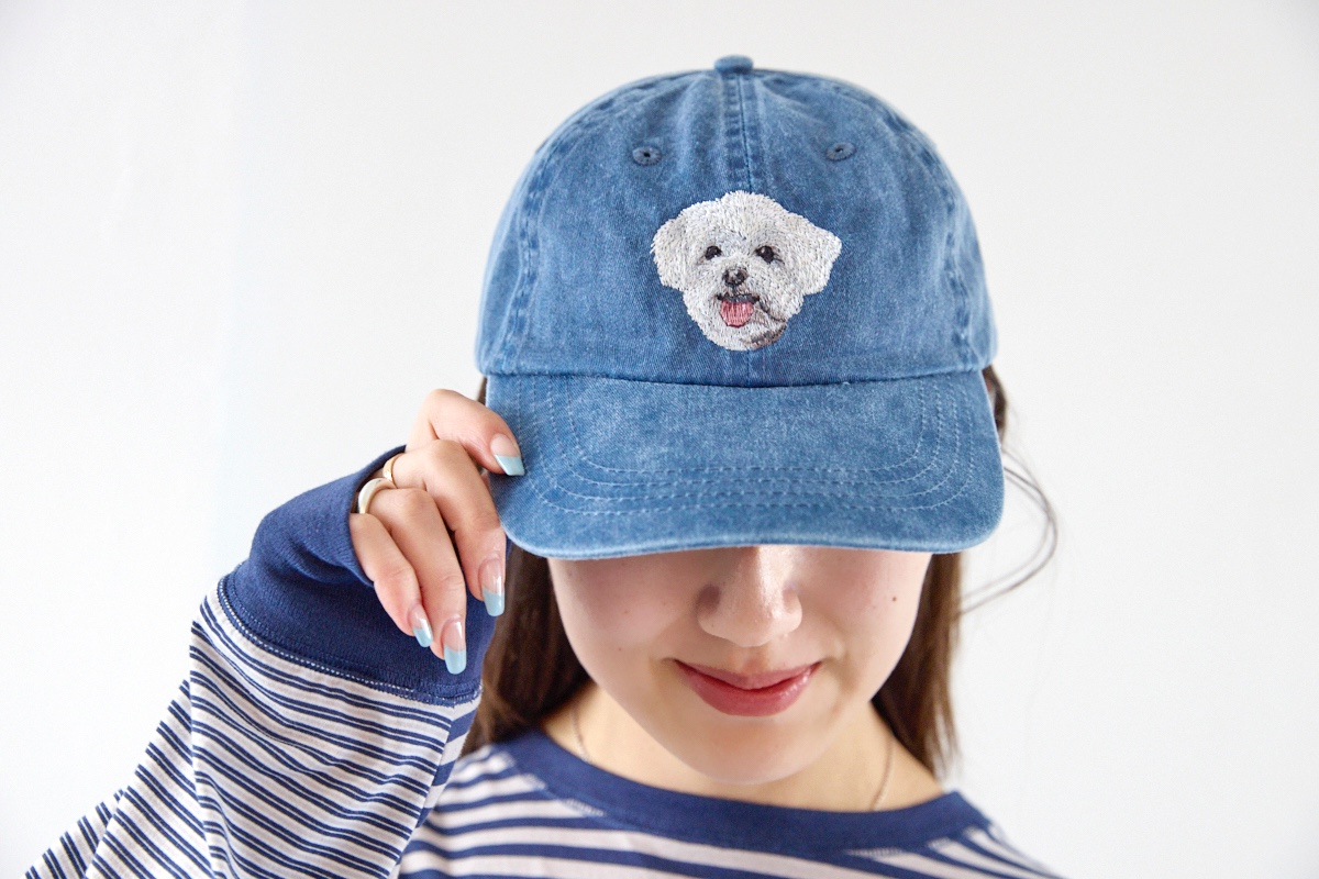 表情豊かなマルチーズの刺しゅうが施されたベースボールキャップ