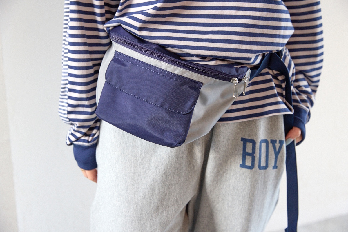 ネイビーとグレーの2トーン配色が特徴のビームスボーイのウエストバッグ