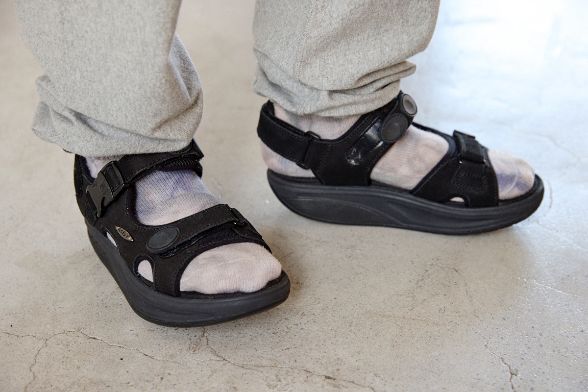 スポーティなサンダルとグレーのソックスを合わせた足もとコーディネート