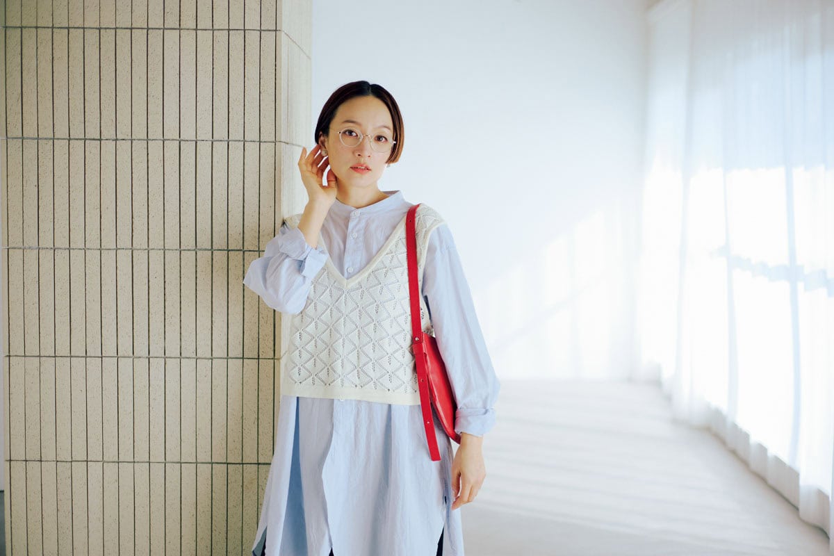 Porter des boutonsのショート丈ベストを装い