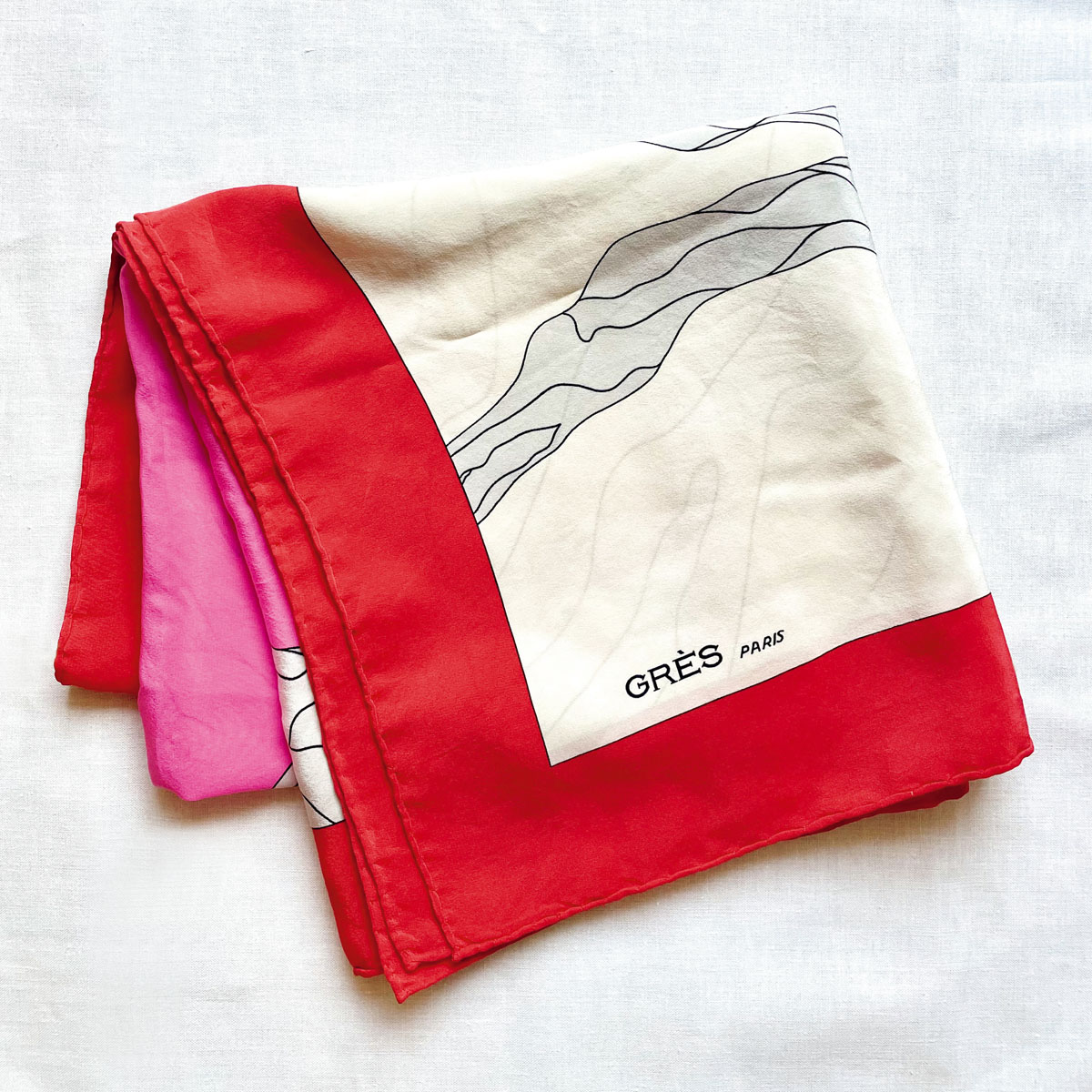 赤&ピンクの挿し色スカーフ