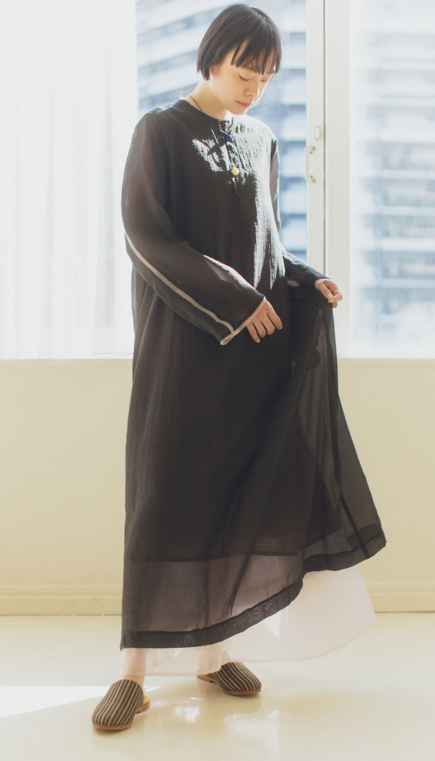 透ける黒がつくる、軽やかな春のリズム