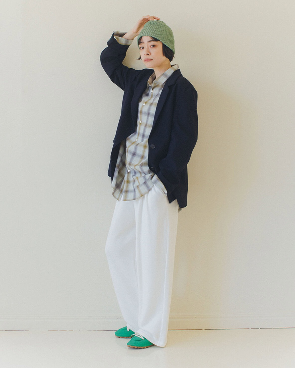 ラフな着こなしを、ジャケットでほどよく端正に