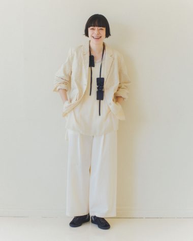 きちんと感と抜け感を両立した軽やかなモノトーンスタイル