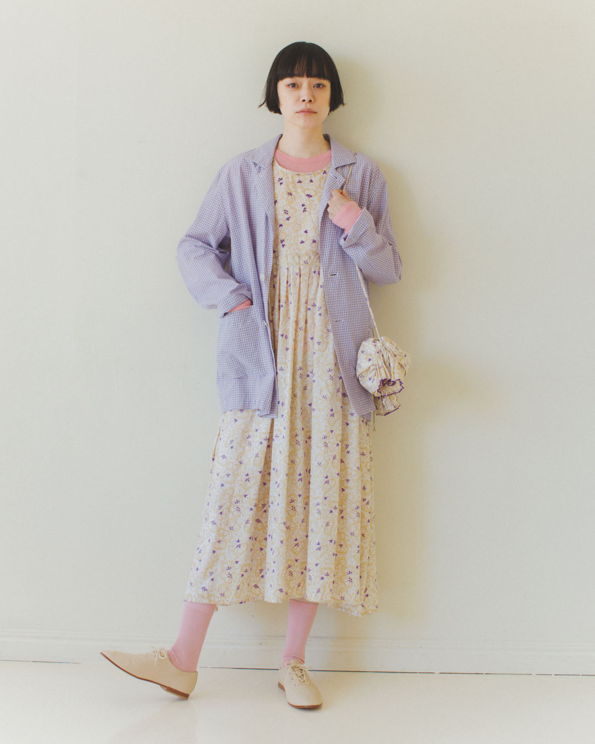 さらりとはおれるジャケットで小花柄ワンピースを大人っぽく