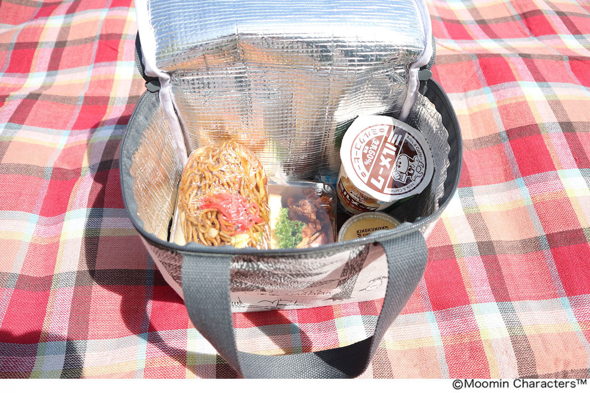リンネル7月号付録 ムーミンお出かけ保冷バッグに入れたパンや飲み物などのピクニックセット