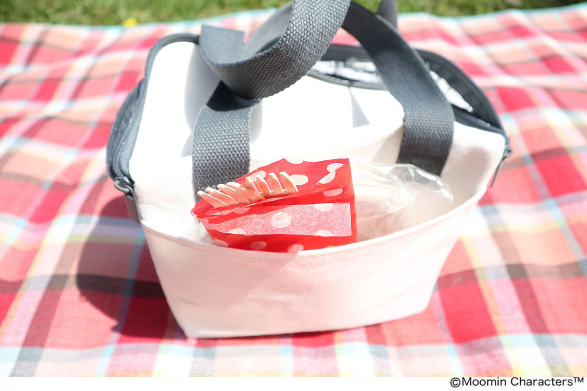 リンネル7月号付録 ムーミンお出かけ保冷バッグの背面ポケットにはフォークや取り皿などを入れて