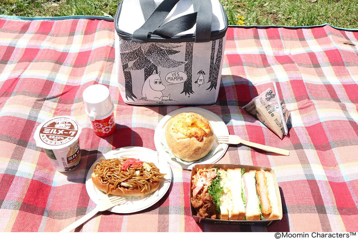 リンネル7月号付録 ムーミンお出かけ保冷バッグで持って行ったフードやドリンクでピクニック