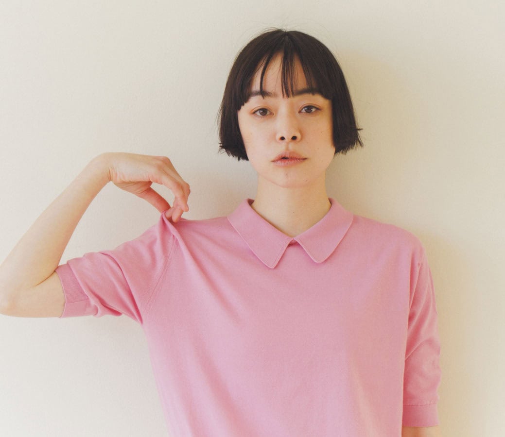 JOHNSMEDLEYの襟付きデザインが上品な印象の半袖ニット。