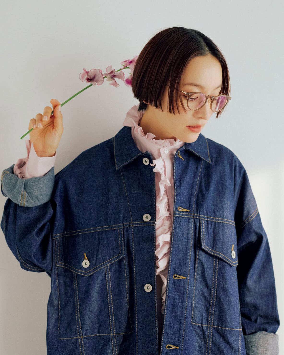 TOUJOURSのフリルシャツを着こなし